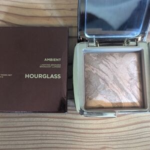 Hourglass Ambient Lighting Bronzer Radiant Bronze Light Full Size Lightly Used